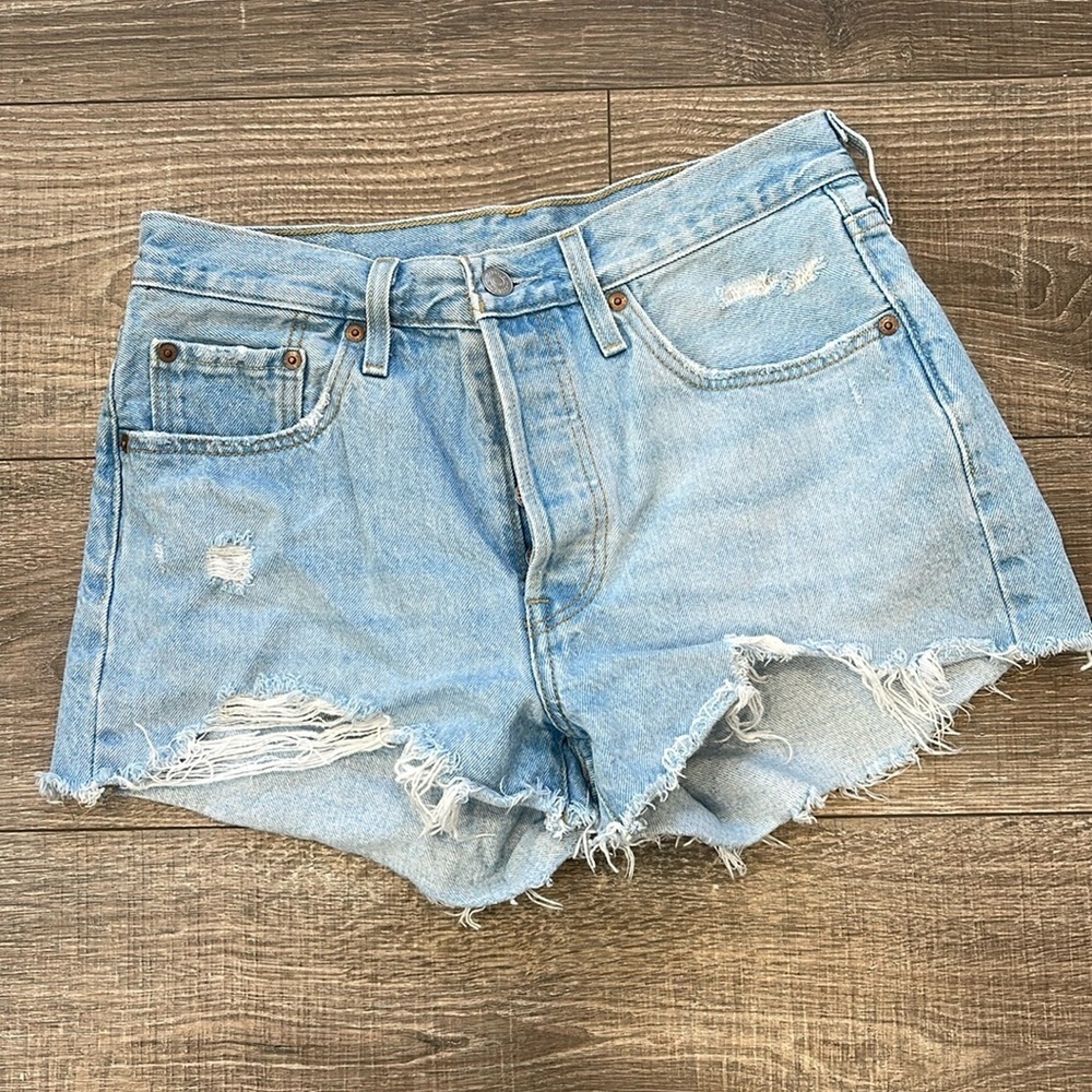 Levis 501 ripped shorts size 28